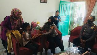 Polresta Pekanbaru Kunjungi Bocah SD Korban Tabrak Lari Pengendara Ojol 